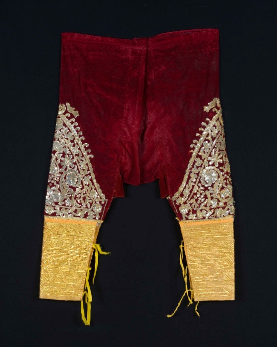 COLLECTIE_TROPENMUSEUM_Broek_van_zijdevelours_geborduurd_met_verguld_zilverdraad_TMnr_6353-2b